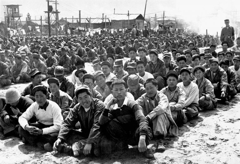 Čínští zajatci v jednom z několika desítek zajateckých táborů