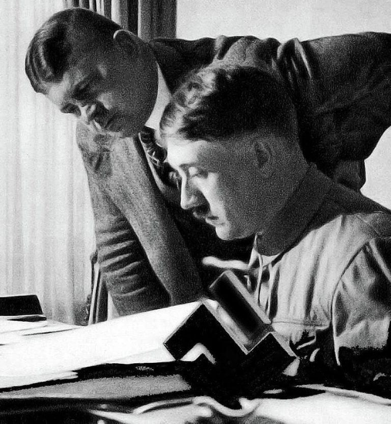 Hitler po boku Röhma. Röhm měl prý k Hitlerovi zprvu takřka nejblíž, mohl ho dokonce oslovovat jako jeden z mála křestním jménem.