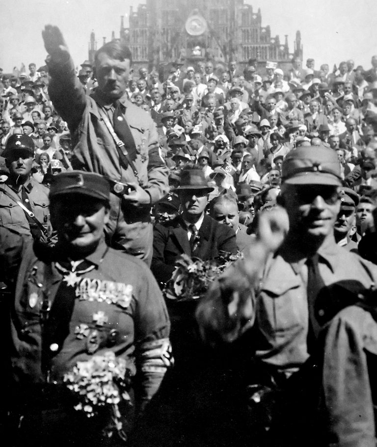 Hitler v čele průvodu SA v Norimberku, to se ještě píše rok 1928.
