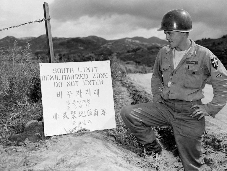 Korejskou válkou žili kromě vojáků na místě i Američané v bezpečí domova. Na motivy konfliktu vznikl i komediální seriál M. A. S. H.