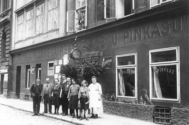 Poslední majitelé Brabcovi (František Brabec druhý zleva) se svým personálem před svojí restaurací. Brabcovi dědicové podnik zrestituovali.