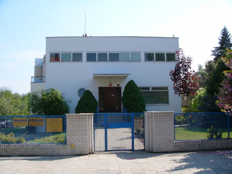 Stavební kancelář bratří Šlapetů je podepsaná pod celou řadou moderních staveb - zde Nakládalova vila v Olomouci.