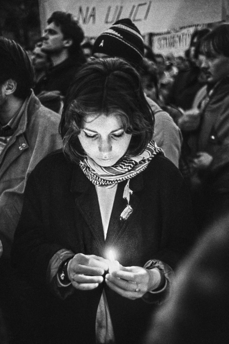 Se svíčkou v ruce ji na snímku zachytil tehdy ještě neznámý fotograf Jan Šiblík.