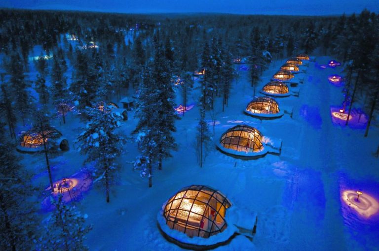 V komfortu skleněného iglú si hosté mohou počkat na fascinující divadlo v podobě polární záře.