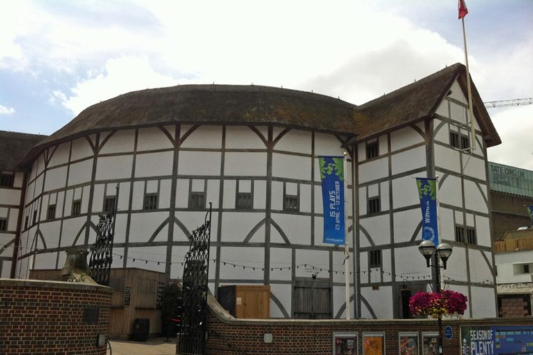 V 90. letech 20. století vyroste zhruba 200 metrů od původní stavby její povedená replika, pojmenovaná „Shakespearův Globe“.