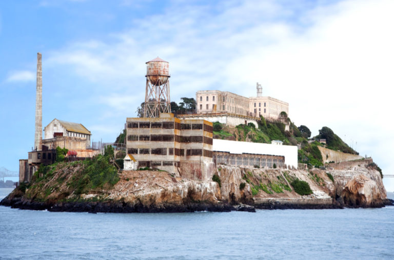 Z Alcatrazu uniknou jen tři vězni. Dodnes se neví, jestli přeplavali nebezpečný záliv.
