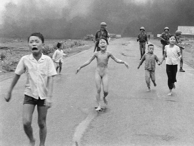 Vietnamské děti byly zasažené napalmem.