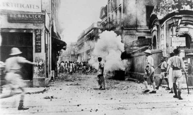 Lidé se ten den nedozví ani o krvavém nájezdu na zbrojnici v Čitágáonu, který vede bengálský revolucionář Surya Sen (1894–1934).