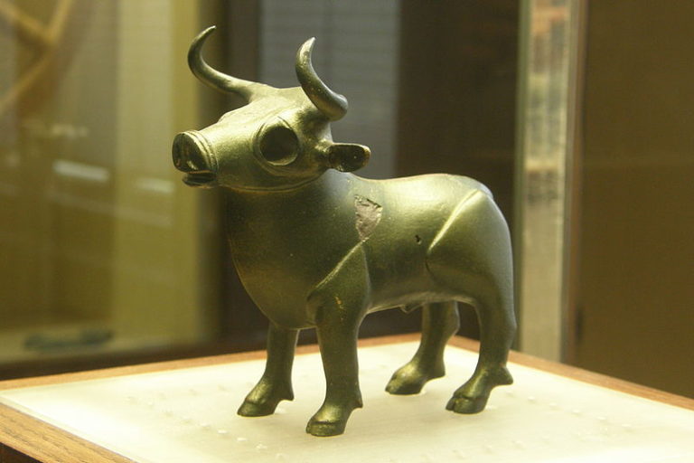 Jedním z nálezů z jeskyně je také bronzová soška býčka.