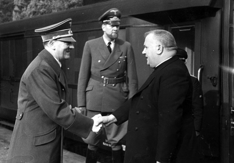 Mezi Adolfem Hitlerem a Josefem Tisem prý fungoval vztah plný vzýjemného respektu.