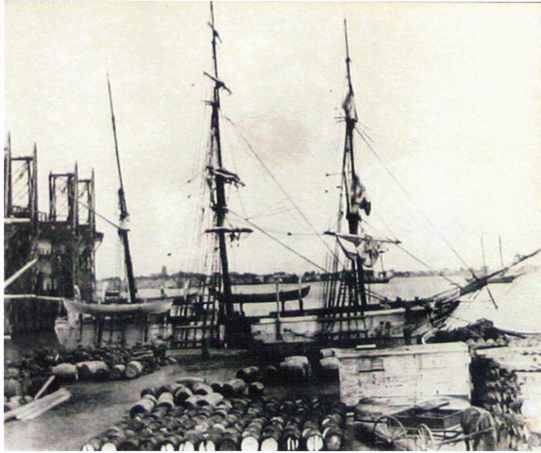 Loď Catalpa zakotvená v doku, která se stane dějištěm srdnatého úniku.