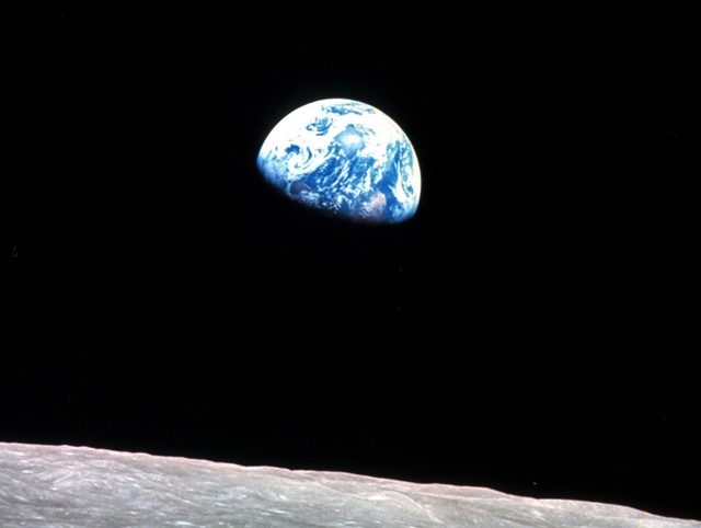 Země je vyfocena z paluby kosmické lodi Apollo 8.