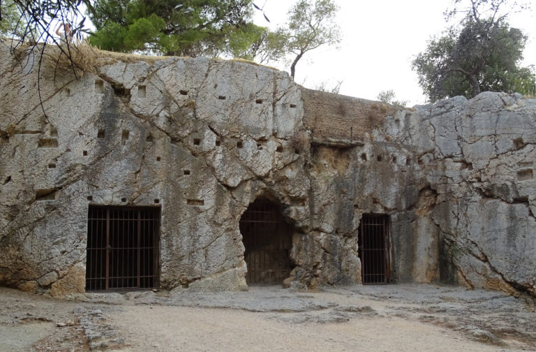 Jeskyně v řeckých Athénách, kde byl Sókratés před popravou vězněn.