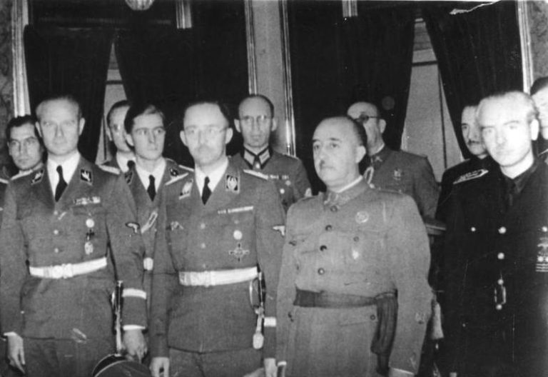 Setkánhí s Heinrichem himmlerem v říjnu 1940. Franco (druhý zprava) žádá za zapojení do války splnění určitých podmínek. němci odmítnou.