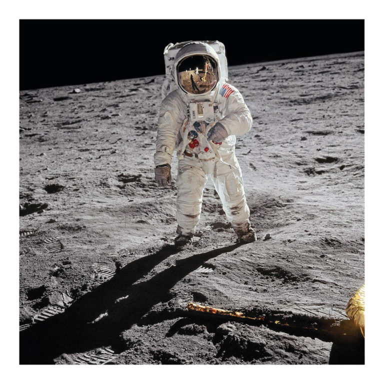 Fotografii pořídil Neil Armstrong.