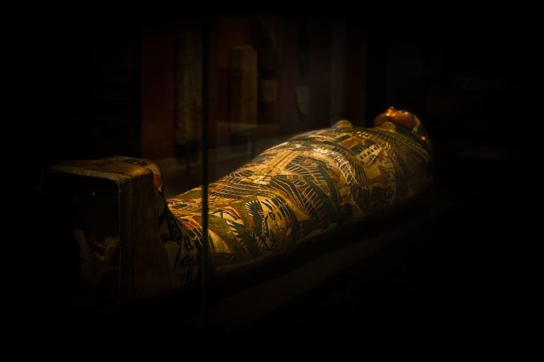 Nejvyšší vrstvy obyvatel míří do zásvětí v nákladném sarkofágu.