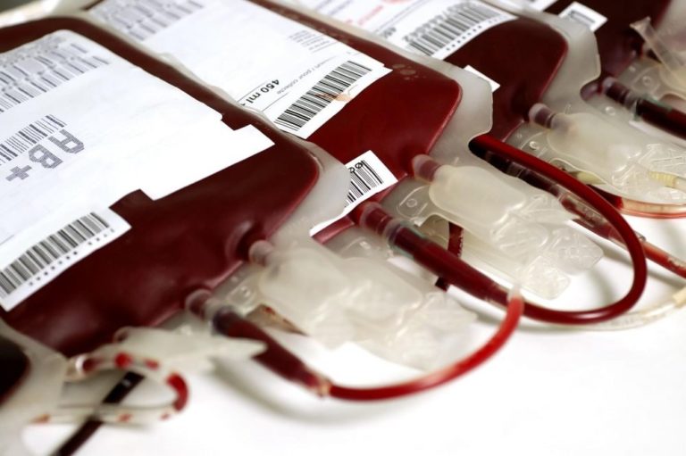 Darovat krev je mnohdy to nejjednodušší, co lze udělat pro druhé. Jeden takový odběr může zachránit až tři životy.