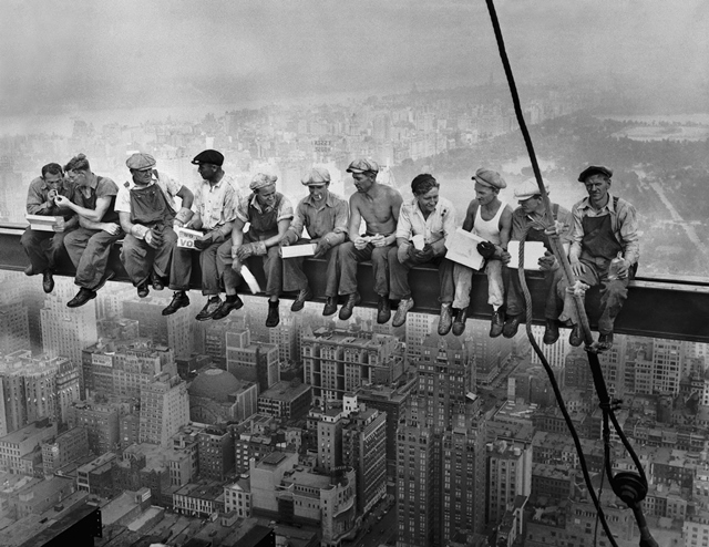 Fotografie se stala symbolem odolnosti a ambicióznosti Američanů, především stavební dělníci jsou na ni patřičně hrdí.