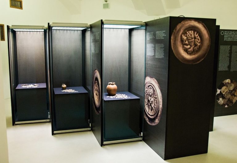 Odbornou, ale i laickou veřejnost bezesporu zaujme například Chaurova sbírka, která představuje největší existující kolekci bohemikálních mincí a medailí od 10. do 20. století.
