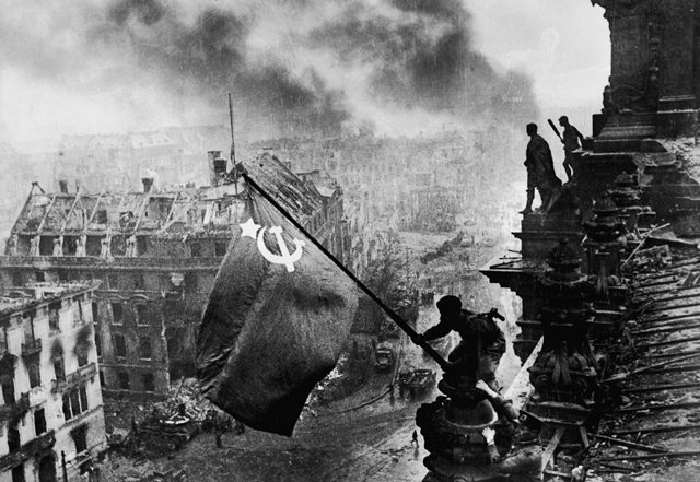 Po válce Sověti vztyčili nad Berlínem svou vlajku.