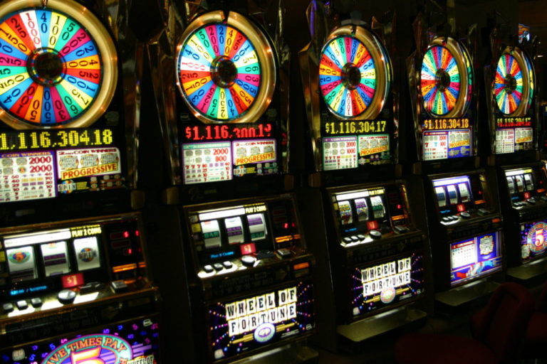 Řada výherních hracích automatů v kasinu v Las Vegas