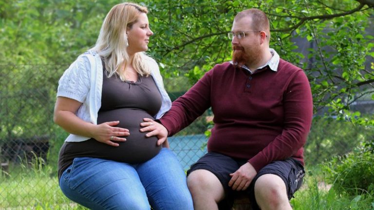 Lékaři proto doporučují obézním, aby alespoň půl roku před plánovaným založením rodiny změnili životní styl.