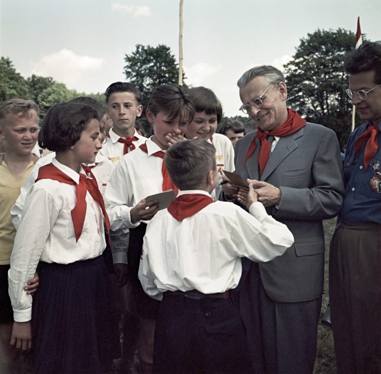 Mezinárodní den dětí (MDD) v Lánech. Prezident Antonín Novotný (vpravo) je iniciátorem zatčení slavného léčitele.