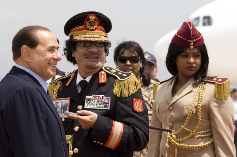 Silvio Berlusconi nejspíš přemýšlí, jak je možné, že zrovna on nemá za zády armádu krasavic.