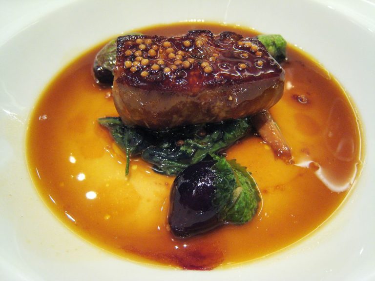 Foie gras mají velmi delikátní jemnou chuť a skvěle ladí se sladkokyselými surovinami. Často se upravují tak, že chutnají vlastně jako dezert.