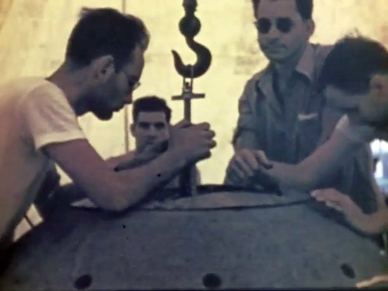 Louis A. Slotin (druhý vpravo) a Harry K. Daghlian (sedící uprostřed) během příprav na historicky první jaderný test s kódovým označením Trinity (červenec 1945).