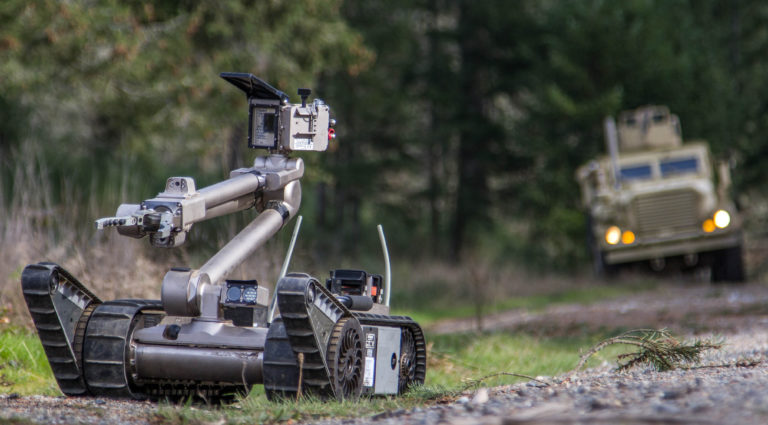 PackBot v plné polní. Robotí pomocníky vyrábí firma Endeavor Robotics.