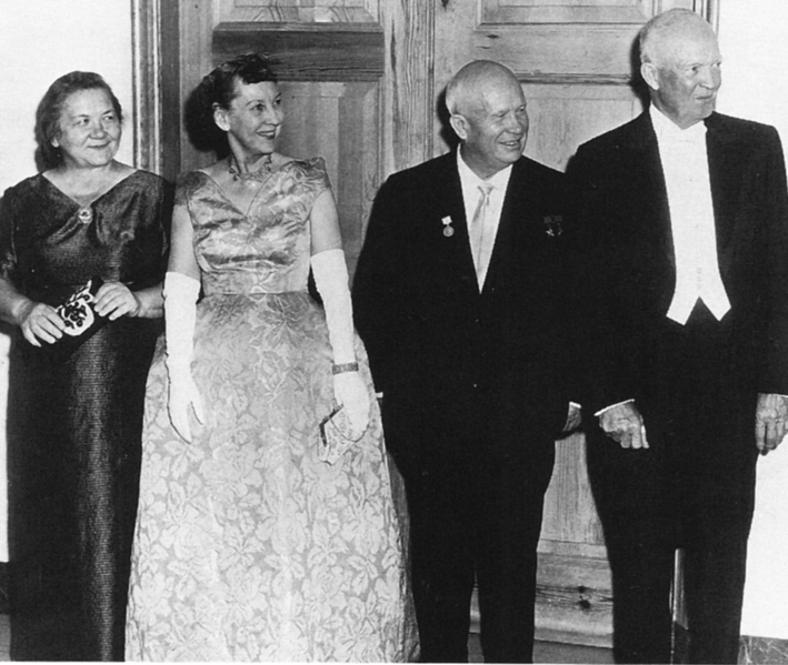 Nikita Chuščov a Dwight D. Eisenhower (na snímku s manželkami) se zasadí o oteplení sovětsko-amerických vztahů.