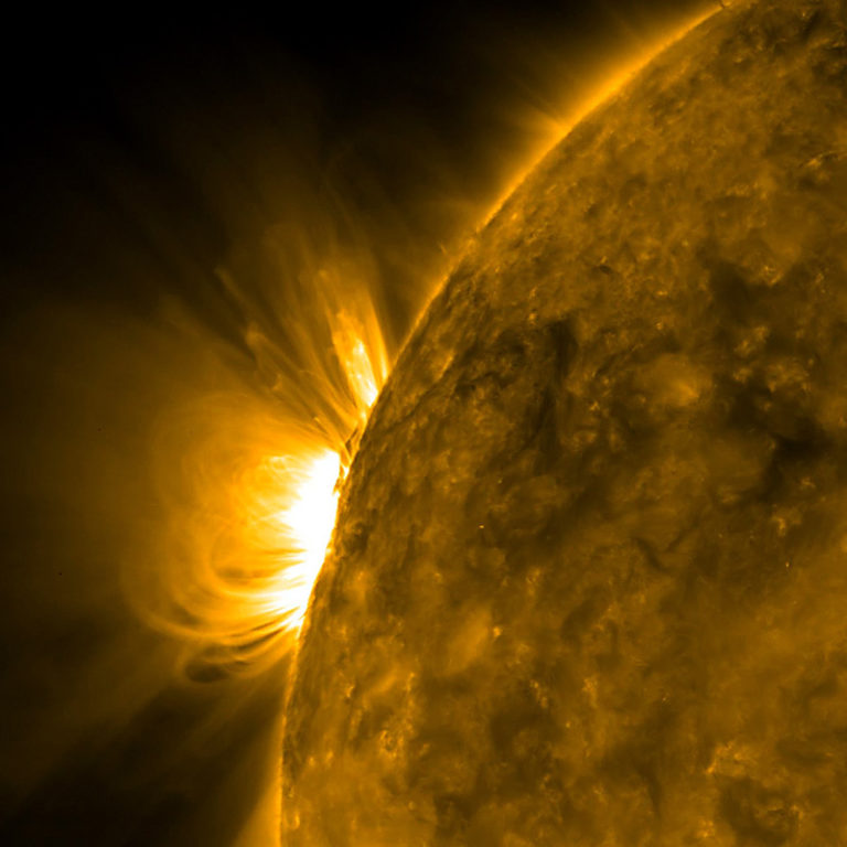 Kromě zatmění slunce se dá koróna pozorovat pomocí přístrojů umístěných mimo atmosféru Země v ultrafialové nebo rentgenové oblasti spektra.
