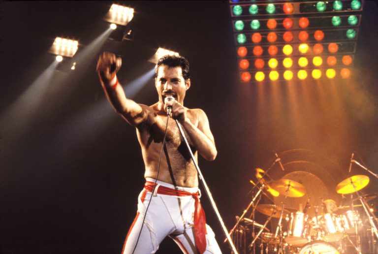 Frontman kapely Queen byl zvyklý ze sebe na pódiu vydat úplně vše.