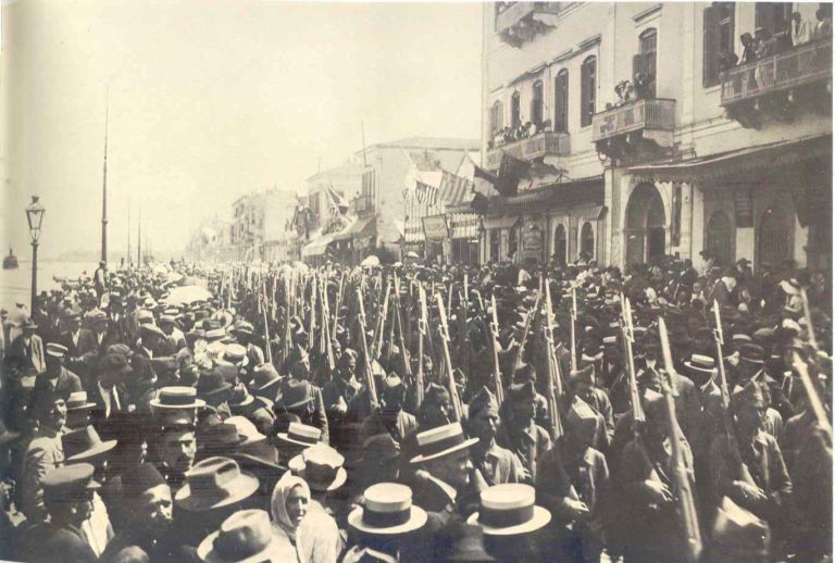 Řecká armáda pochoduje Smyrnou. To se ještě píše rok 1919.