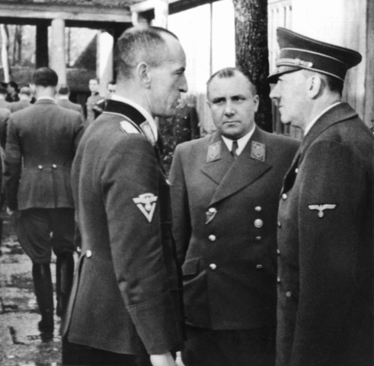 Nacistický pohlavár Martin Bormann (uprostřed) je jedním z pacientů Jana Mikoláška.