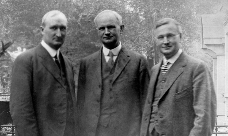 John MacMillan (uprostřed) pozvedl společnost téměř k nadoblačným výšinám.