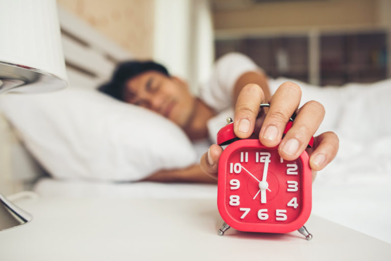 Proti lenosti může zabrat i pravidelné a časnější vstávání. Foto: Freepik