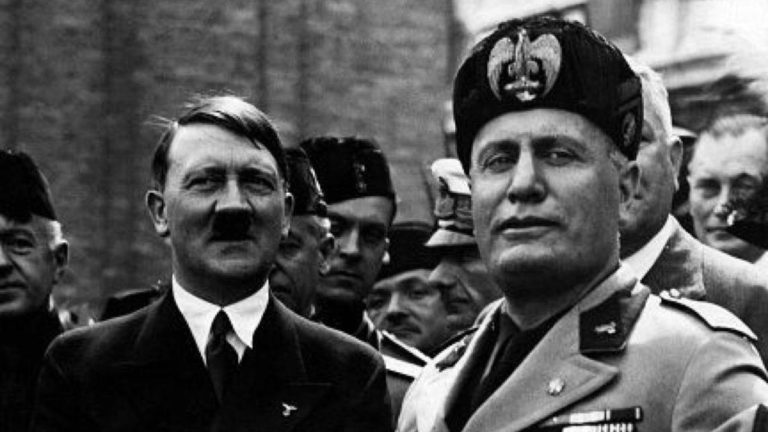 Mussolini chtěl po Hitlerovi velké množství zbraní.