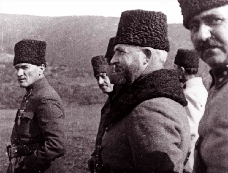 Vojevůdce Neureddin Pasha je strůjcem dobytí přímořské Smyrny.