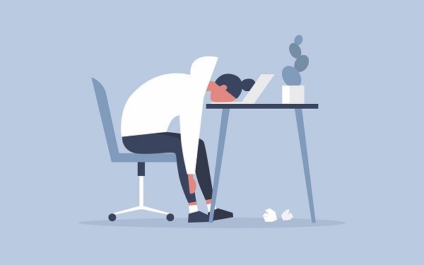Buď stačí po obědě 20-30minutový spánek, delší spánek nemá smysl, jelikož by byl utlumující, nebo si v práci dělat pravidelná alespoň 5minutové přestávky po 25 minutách práce.