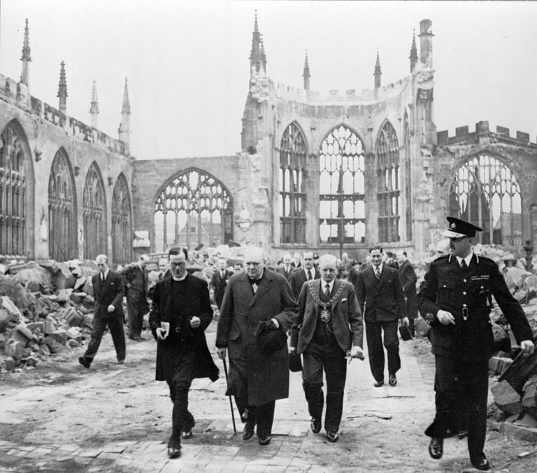Winston Churchill prochází ruiny zdevastovaného Coventry.
