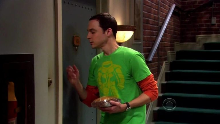 Penny! Penny! Penny! Sheldon se vždy dobývá ke své sousedce přesně daným způsobem.