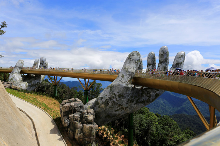 Zlaté vietnamské ručičky postaví monumentální most za pouhý rok.