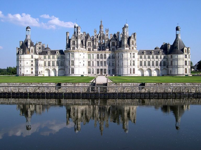 František I. na zámku strávil pouhých 72 dnů. V 18. století sloužil jako kasárna, o století později jako polní nemocnice. Během druhé světové války zde byly uskladněny umělecké sbírky pařížského muzea v Louvru.