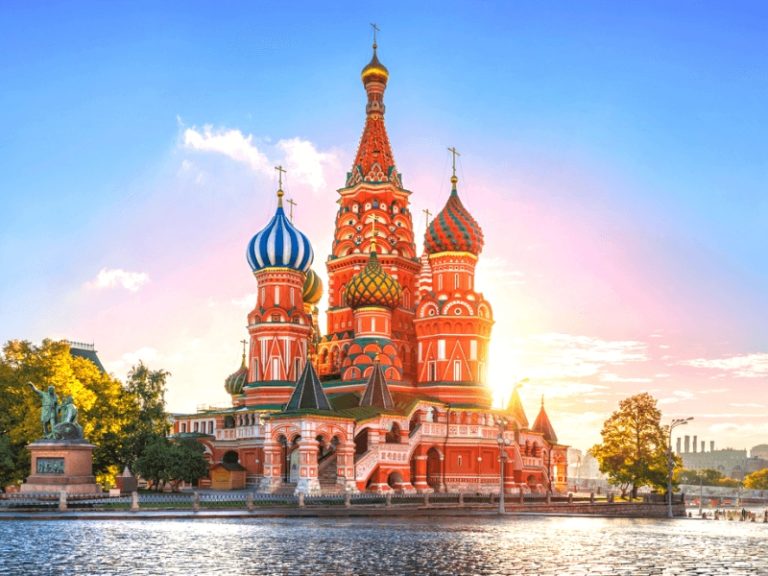 Architektura velkolepé stavby symbolizuje spojení Ruska s Evropou a Asií.