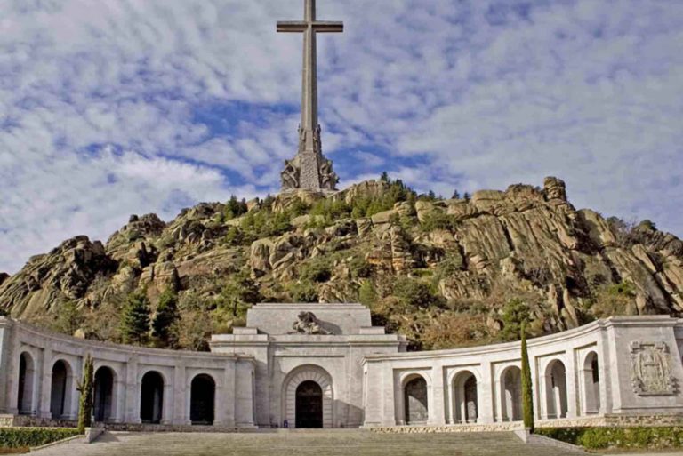 Pod 152 metrů vysokým křížem odpočívá téměř 34 000 obětí španělské občanské války.