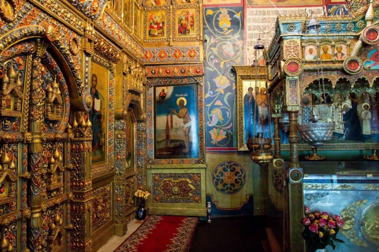Jiné moskevské chrámy jej se svými barevnými letitými ikonami hravě předčí, přesto je ale rozhodně na co se dívat.