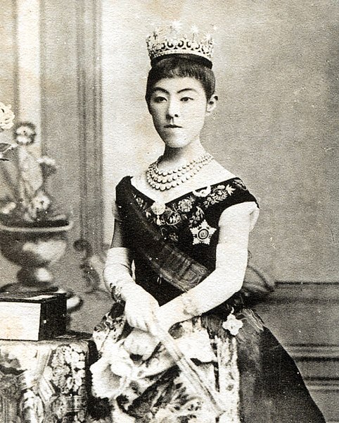 Císařovna Haruko je neobyčejně nadanou ženou. Dokonce si dovolí chodit na veřejnosti v šatech západního stylu.