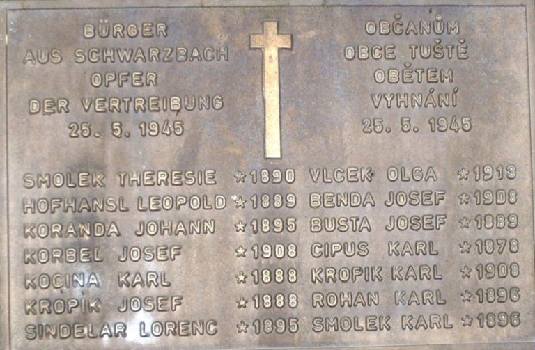 Čtrnáct jmen. Pamětní deska věnovaná obětem tušťského masakru.